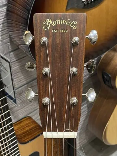 Martin Guitars - HD-28 V18 2